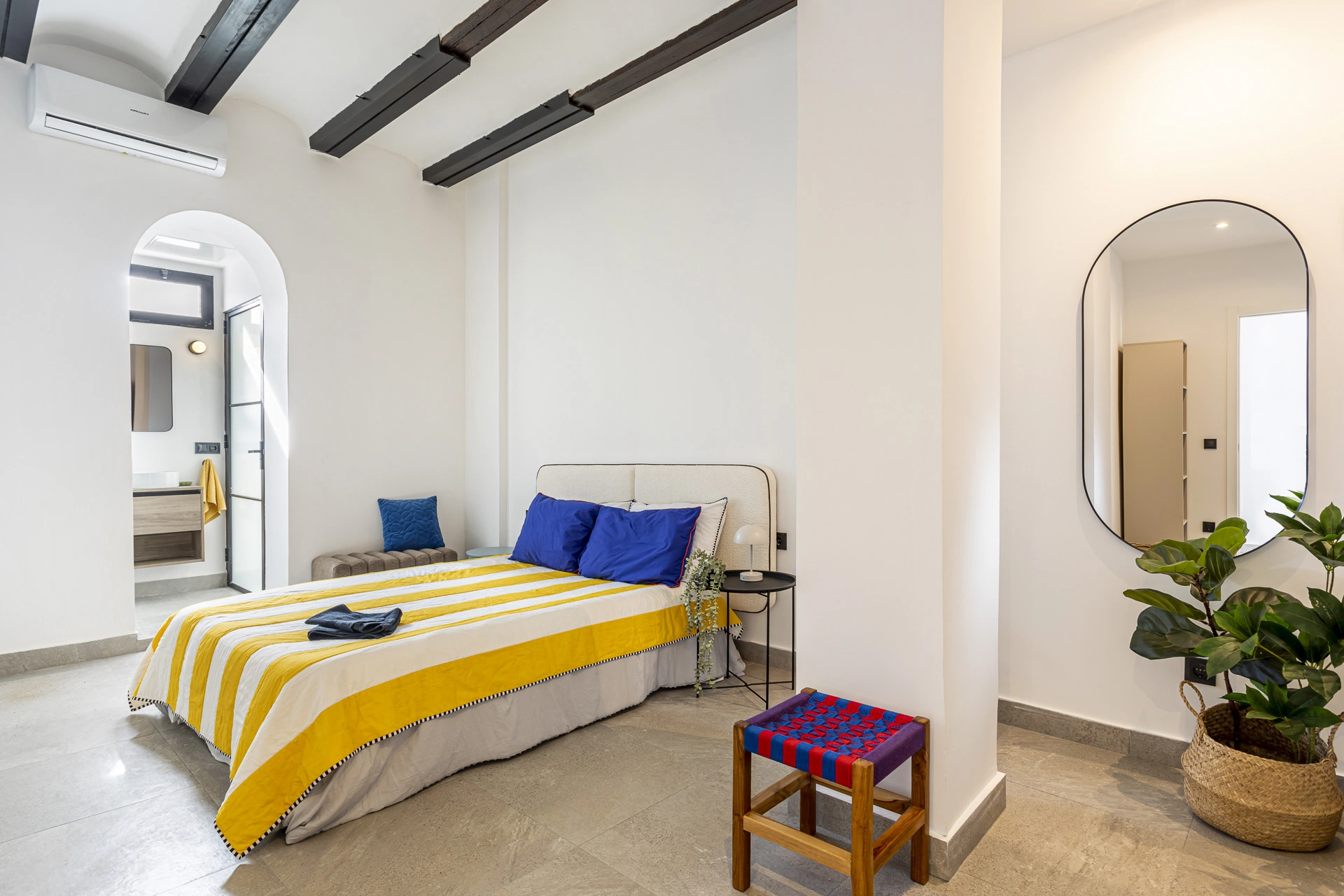 Dormitorio principal de Avenida del Puerto con vestidor y baño conectado