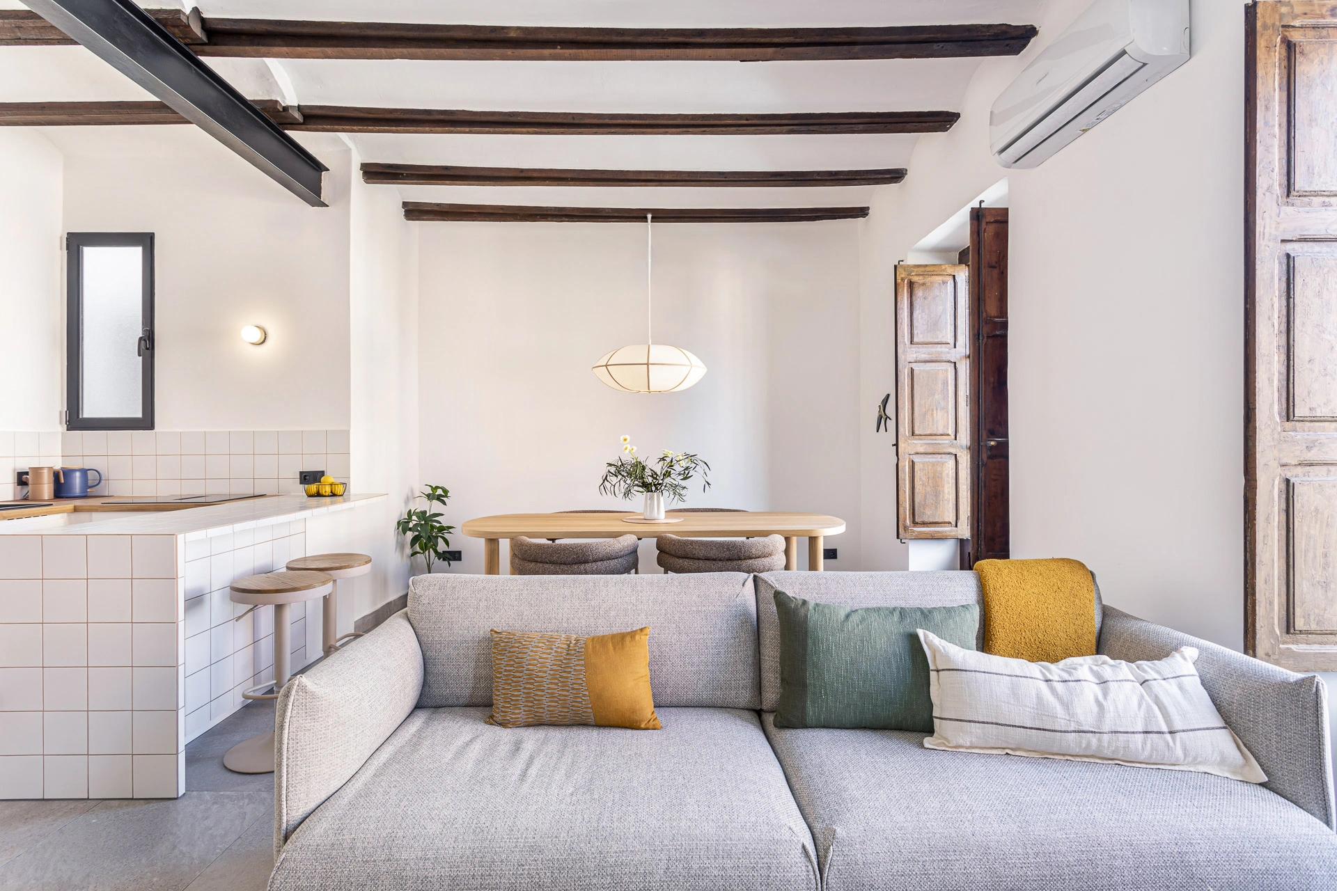 Salón y cocina de Avenida del Puerto preparados para su comercialización
