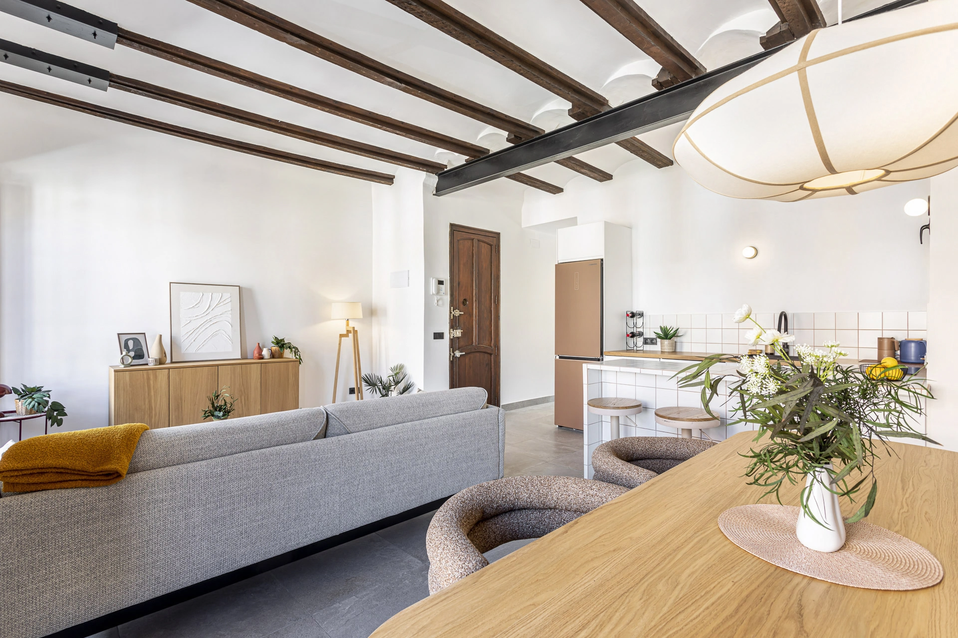 Comedor, salón y cocina en la composición final de home staging
