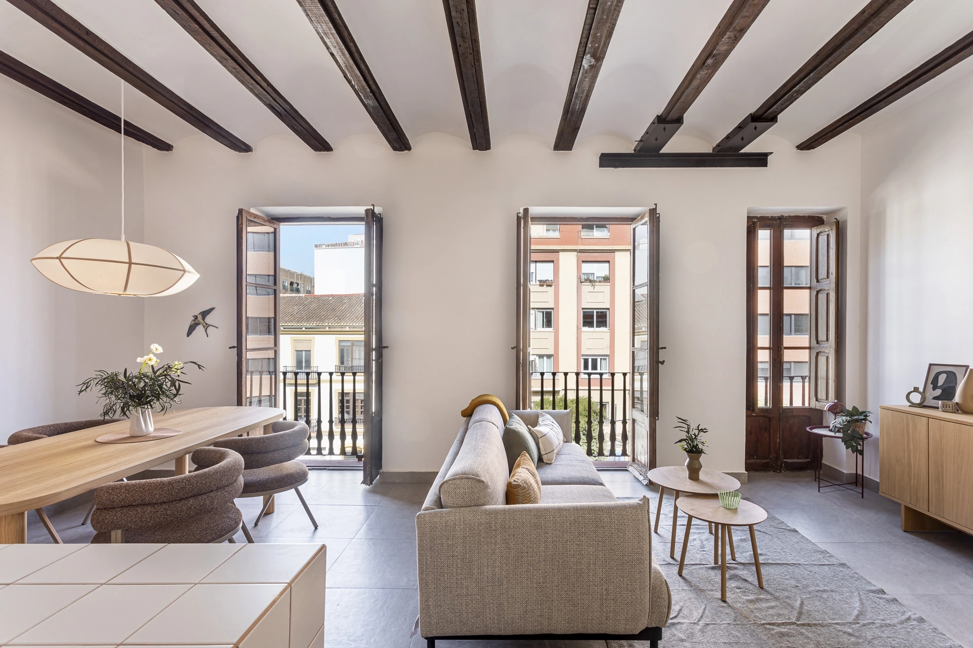 Zona de día reformada de Avenida del Puerto, con salón, comedor y balcones