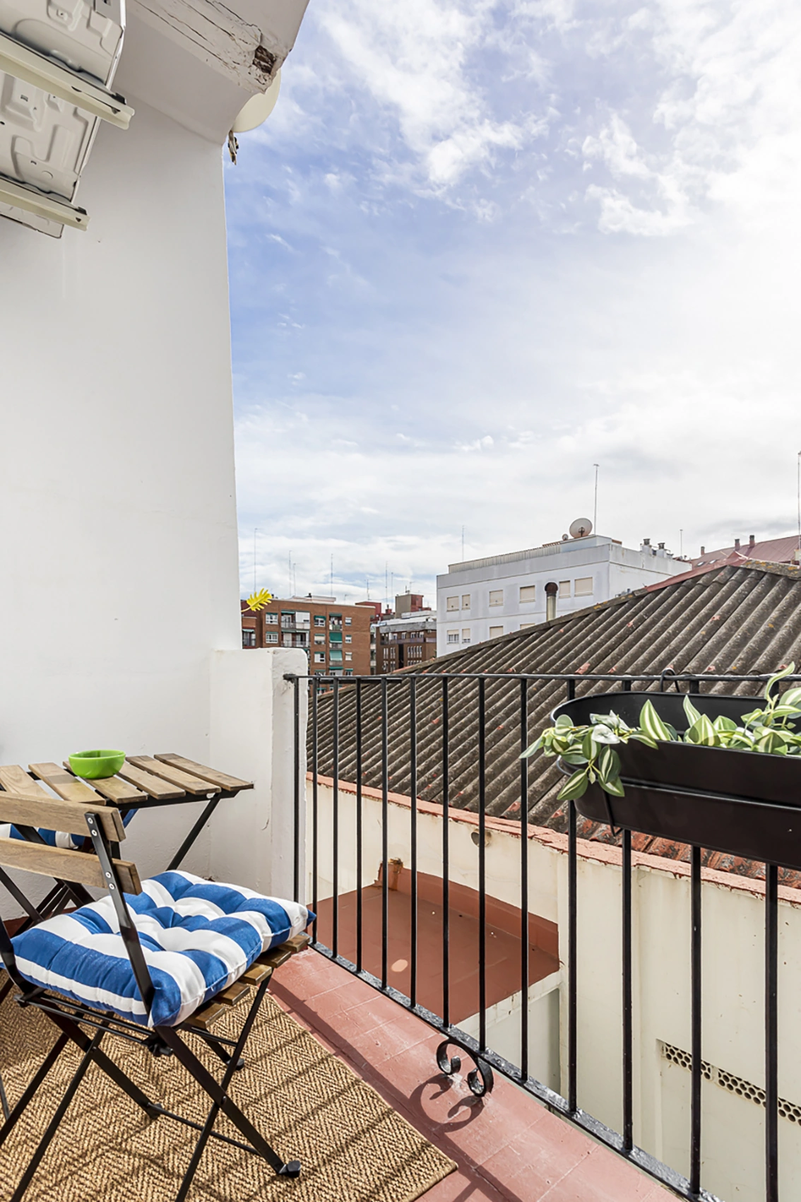 Balcón y vistas urbanas desde la vivienda de Avenida del Puerto