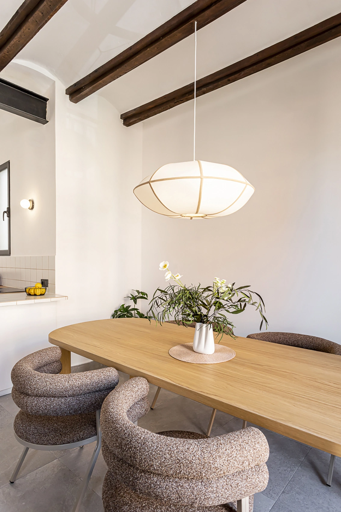 Comedor preparado mediante home staging junto a la cocina