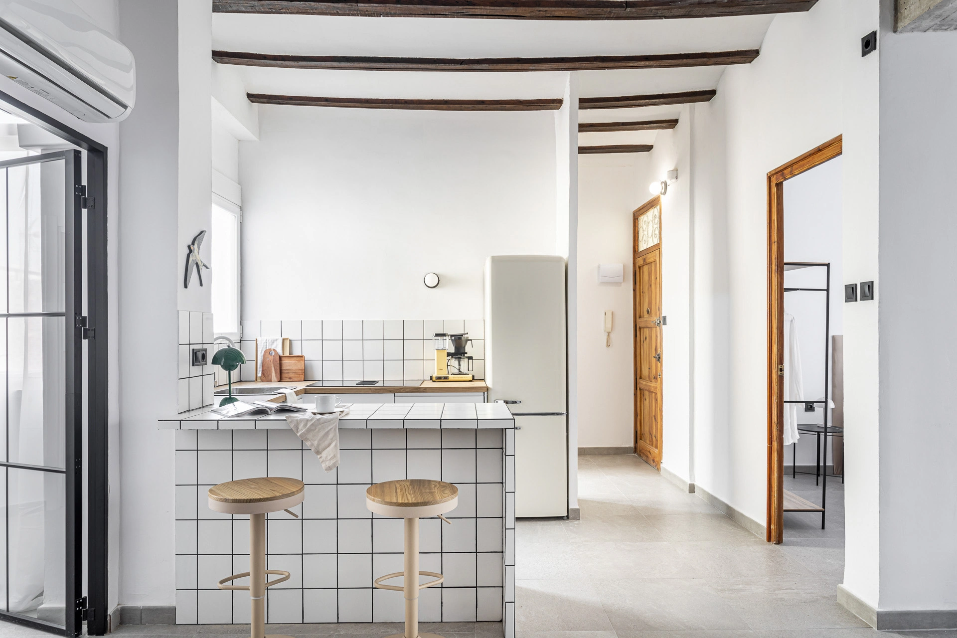 Cocina abierta y circulación interior del piso de Calle del Progreso