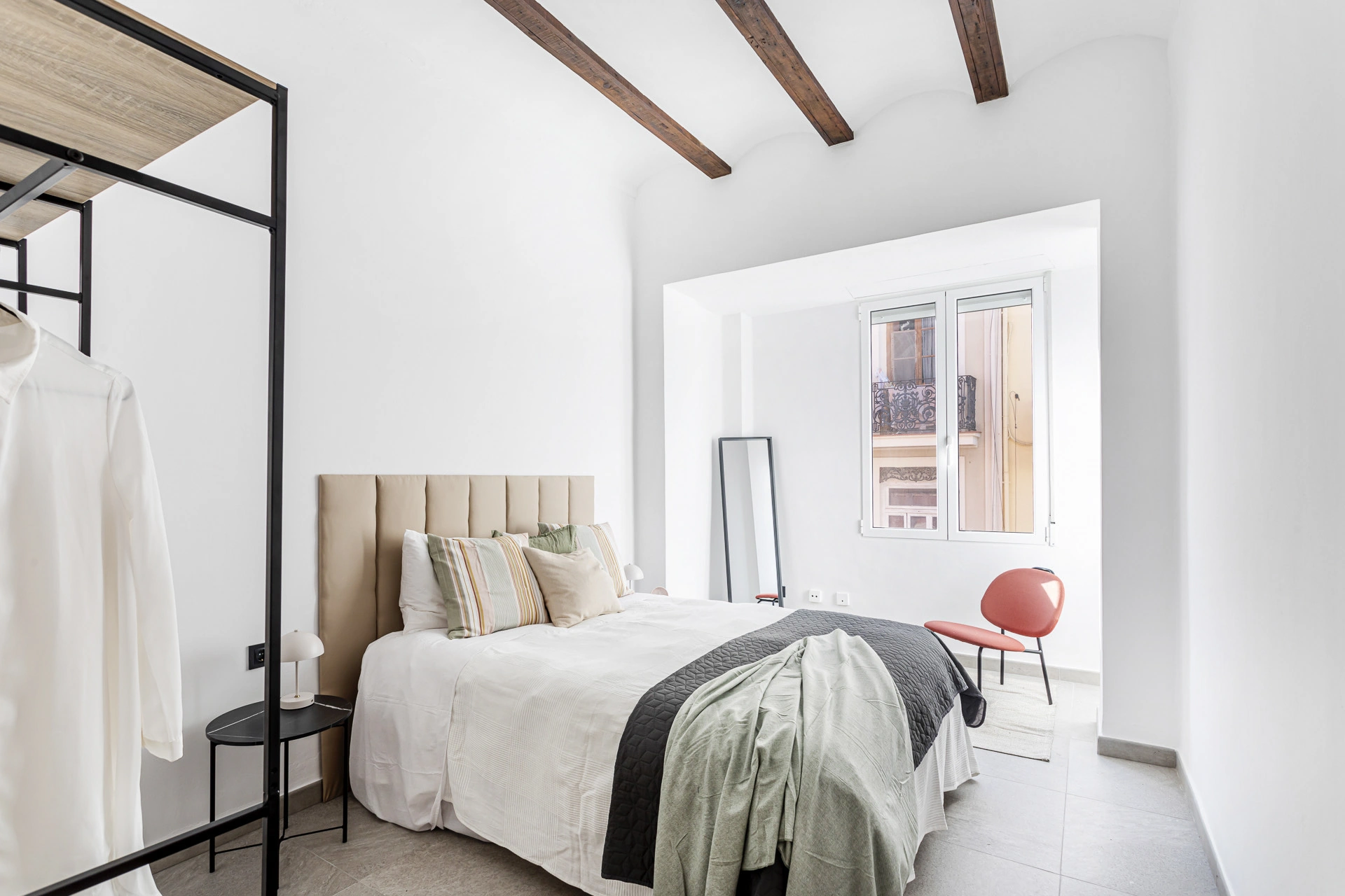 Dormitorio con vestidor abierto y zona de descanso