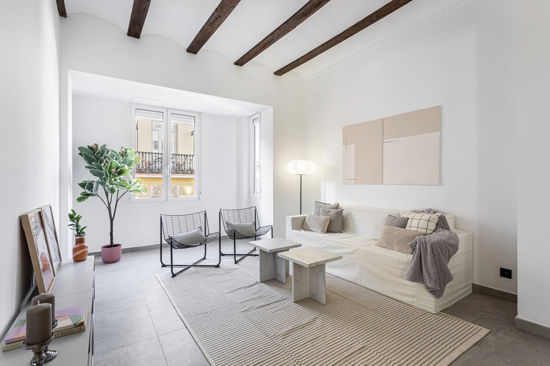 Salón reformado con paleta neutra, vegetación y mobiliario de líneas ligeras