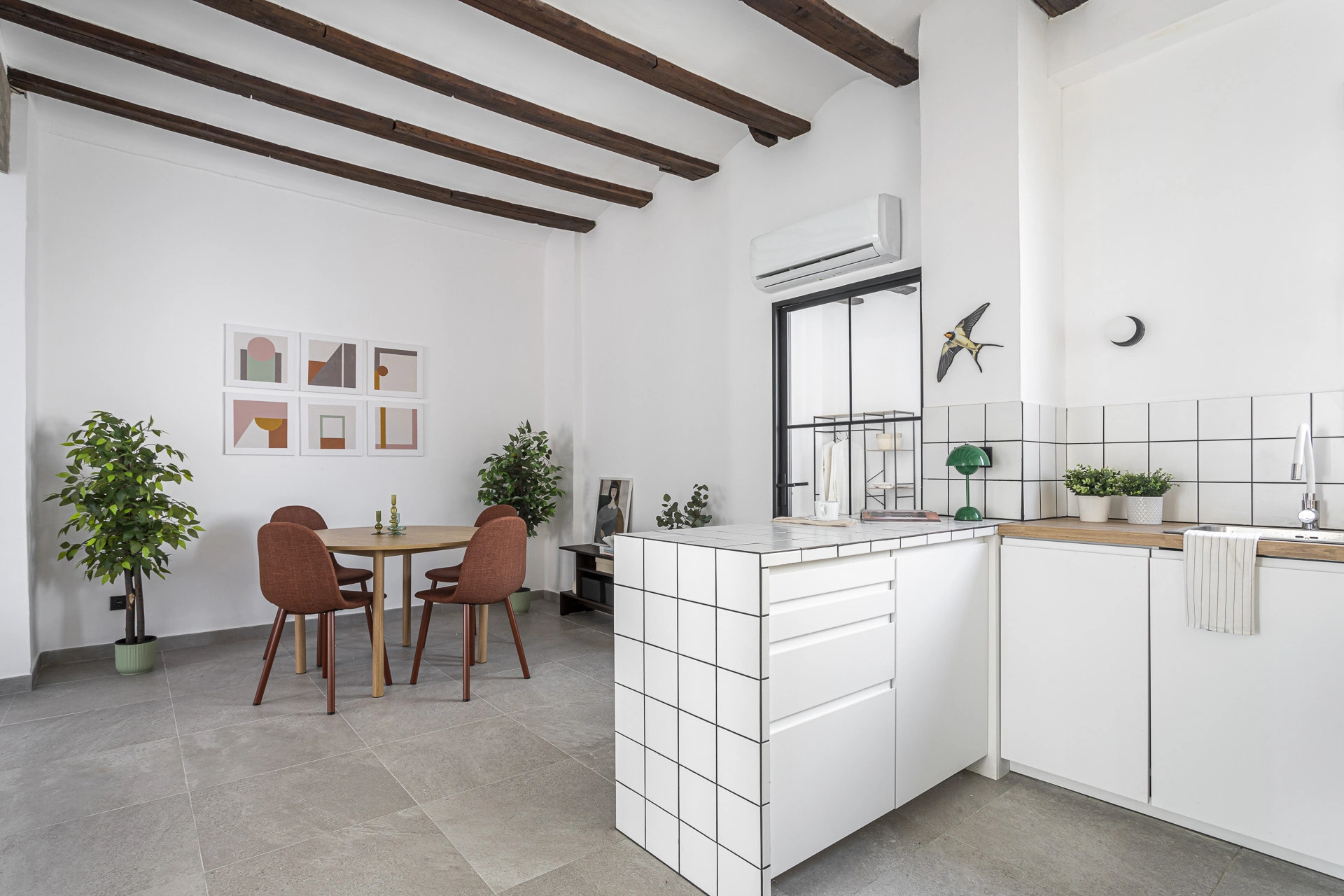 Comedor y cocina abierta del proyecto Calle del Progreso