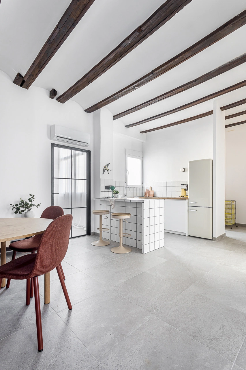 Comedor y cocina abierta vistos desde el salón